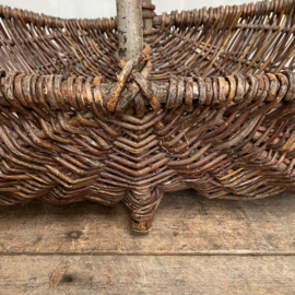 OV20110763 Old French willow picking basket in beautiful condition! Size: 61 cm. long / 16 cm. high (up to the handle)
