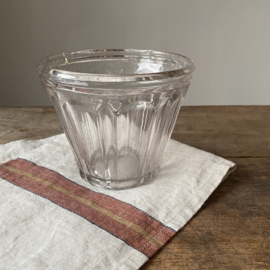 OV20111054 Large antique French confiture jar made of mouth-blown glass, a minimal chip on the edge (see photo), otherwise in beautiful condition! Size: 11 cm high / 13 cm cross section