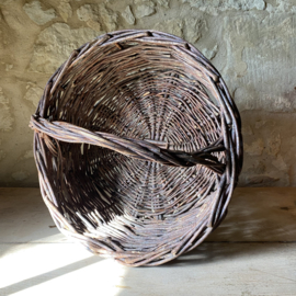 BU20110188 Old French rustic fruit harvest basket made of woven wicker in beautiful condition! Size: 18.5 cm high (to handle) / 32 cm high (including handle) / 41 cm cross section.