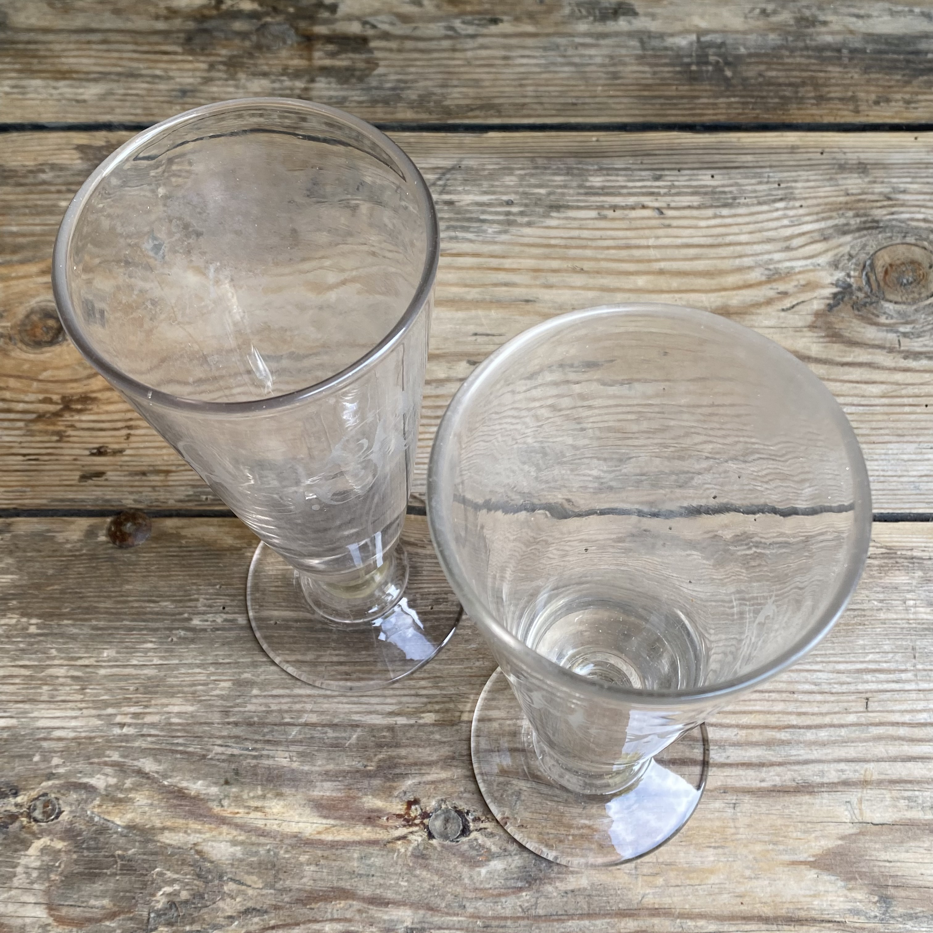 OV20111068 Set van 2 antieke hoge Franse glazen van mond geblazen glas met prachtig monogram - A. R - . Iets verweerd glas, maar verder in prachtige staat! Afmeting: 20 cm hoog /  8,5 cm doorsnede