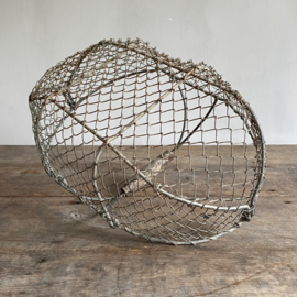 BU20110139 Small old French iron wire harvest basket, beautifully weathered by the sun and in beautiful condition. Size: 41 cm long / 14 cm high (to the handle) / 27.5 cm cross section.