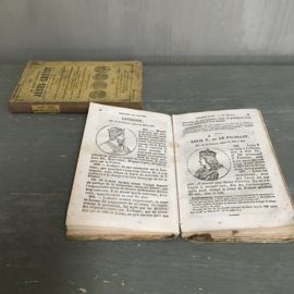 OV20110702 Set van 2 antieke Franse boekjes uit Parijs periode: 1847-1854. Het boekje - historie van Frankrijk - is prachtig geïllustreerd, beide zijn in mooie staat! Afmeting: 9 cm. breed / 14,5 cm. lang.