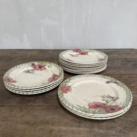 AW20111068 Set of 15 dessert or breakfast plates decorated with anemone stamp - Creil et Montereau Labrador - period: 1894-1920. All in beautiful, lightly buttered condition. Size: 21 cm cross section.