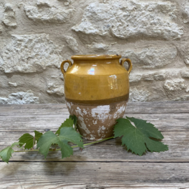 AW20111310 Small antique French confit pot Period: 19th century. Has a stable hairline crack (see photos for details), otherwise in beautiful condition! Size: 21.5 cm high / 13 cm cross section