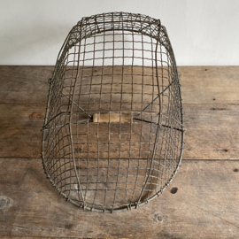 BU20110130 Old French iron wire harvest basket in beautiful condition! Size: 49.5 cm long / 32.5 cm cross section / 18 cm high (to handle)