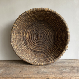 OV20111039 Grote oude Franse oogstmand van gevlochten stro met 2 handgrepen in mooie staat! Afmeting: 59 cm doorsnede / 17 cm hoog.