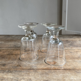 OV20110983 Set van vier 19de eeuwse Franse wijnglazen van mond geblazen glas in perfecte staat! Ieder hun eigen unieke uitstraling. Afmeting: 13,5 cm hoog / 8 cm doorsnede