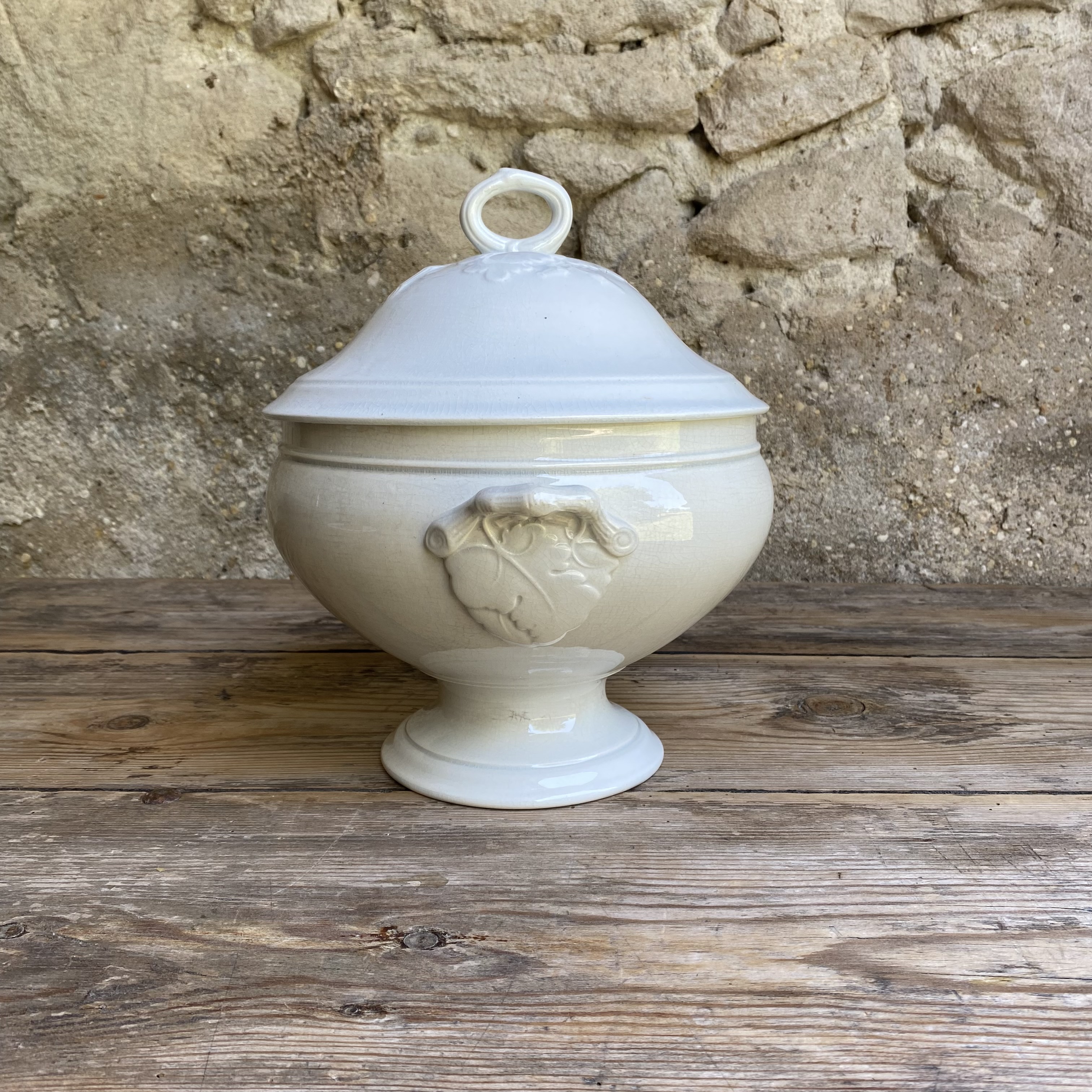 AW20111227 Antique French terrine, slightly stained with matching lid stamp - Choisy le Roy Hte Boulenger & Cie from 1878 in beautiful condition! Size: 16 cm high (to the lid) / 25 cm including the lid / 20 cm cross section