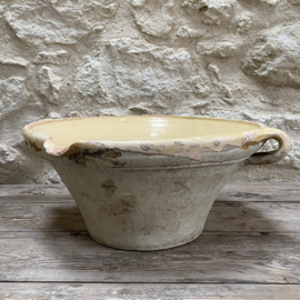 AW20111325 Antique Southern French Grésalle in beautiful soft yellow.... period: 19th century. Damage near the spout due to age, but otherwise in beautifully weathered condition! Size: 45 cm cross section / 21.5 cm high.