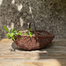 BU20110172 Oud Frans oogstmandje in prachtige staat! Afmeting: 40 cm lang / 30,5 cm doorsnede / 13,5 cm hoog (tot hengsel)