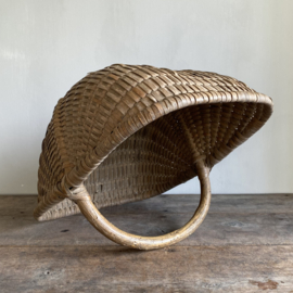 BU20110169 Oude Franse oogstmand van origine gebruikt voor het plukken van paddestoelen in prachtige staat! Afmeting: 51 cm lang / 22 cm hoog (tot hengsel) / 33 cm hoog (inclusief hengsel) / 38 cm breed.