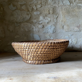 OV20111091 Grote oude Franse broodmand van gevlochten stro in prachtige staat! Afmeting: 46,5 cm doorsnede /  17 cm hoog