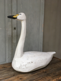 OV20110656 Unique old full-size wooden decoy swan in beautiful condition! Size: 76 cm. long / 75 cm. high / 35 cm. wide. Pickup only.