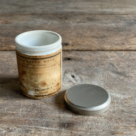 AW20111137 Antique French pharmacy jar from Paris contents: 80 grams with beautifully weathered original label and lid in beautiful condition! Size: 6.5 cm high / 4.5 cm cross section