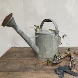 BU20110122 Old French zinc watering can in beautifully weathered condition, content: 22 litres, waterproof! Size: +/- 35 cm. high (up to handle) Only pick up in store!