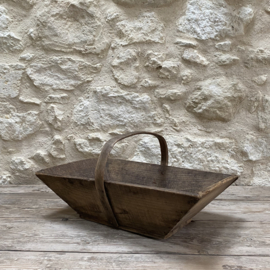 BU20110204 Old French traditional wooden grape harvest basket in beautiful, lightly greyed condition! Size: 50 cm long / 14.5 cm high (to handle) / 23 cm high (including handle) / 32 cm cross section