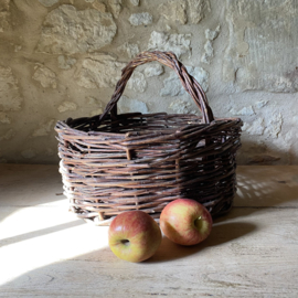 BU20110188 Old French rustic fruit harvest basket made of woven wicker in beautiful condition! Size: 18.5 cm high (to handle) / 32 cm high (including handle) / 41 cm cross section.