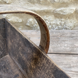 BU20110201 Old French wooden grape harvest basket in beautiful condition! Size: 48.5 cm long / 14 cm high (to handle) / 29 cm high (including handle) / 29.5 cm cross section