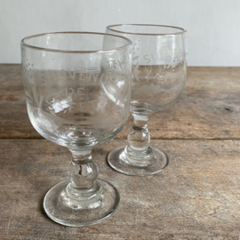 OV20111024 Set van 2 antieke Franse huwelijks wijnglazen - Souvenir de la Fête - van mondgeblazen glas  periode: 19de eeuw in prachtige staat! Afmeting: 13 cm hoog /  7 cm doorsnede