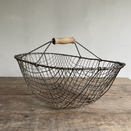 BU20110130 Old French iron wire harvest basket in beautiful condition! Size: 49.5 cm long / 32.5 cm cross section / 18 cm high (to handle)