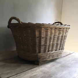 OV20110617 Old French vineyard basket in beautiful condition! / Size: 66.5 cm. long / 37.5 cm. high / 52 cm. wide. Pick up preferred.