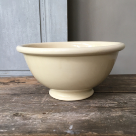 AW20110652 Old classic batter bowl probably Petrus Regout in soft yellow and in perfect condition! Size: 13.5 cm. high / 26.5 cm. cross section