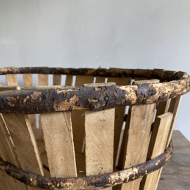 BU20110129 De authentieke oude Franse druivenoogst manden uit de Provence gemaakt van kastanjehout in prachtige staat!  Afmeting: 68 cm lang / 46,5 cm doorsnede / 29 cm hoog. Vermelde prijs is per stuk!