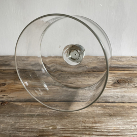 OV20110955 Antieke Franse stolp mond geblazen glas met mooie sobere greep. Periode 1900-1920 in prachtige staat! Afmeting: +/- 18,5 cm doorsnede / 10,5 cm hoog (tot de greep)