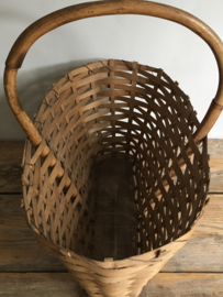 OV20110604 Old French chip picking basket in special model in beautiful condition! Size: 23 cm. high (up to handle) / 48 cm. long / 29 cm. cross section.