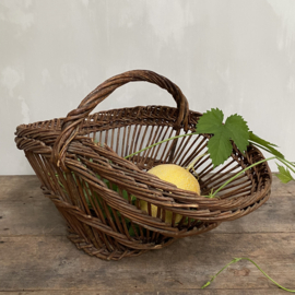 BU20110102 Large old French harvest basket of woven willow wood in beautiful condition! Size: 28 cm. high (to handle) / 58.5 cm. long / 41 cm. cross section