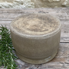 AW20111296 Old French grès stoneware pot, nice low model...small feint hairline, but completely stable (see photos for details) otherwise in beautiful condition! / Size: 10 cm high / 14.5 cm cross section.