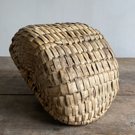 BU20110166 Oud Frans oogstmandje voor paddestoelen in prachtige staat! Afmeting: 31,5 cm lang / 22 cm breed / 11,5 cm hoog (tot hengsel) /  18,5 cm (t/m hengsel)