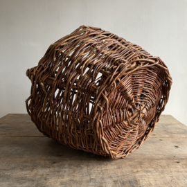 BU20110171 Oude Franse rustieke oogstmand van gevlochten wilgenteen in prachtige staat! Afmeting: 32 cm hoog (tot hengsel) / 51 cm hoog (t/m hengsel) /  +/- 41 cm doorsnede