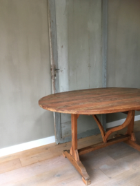 OV20110543 Antieke Franse vendange tafel. Werd traditioneel gebruikt voor  nuttigen van de maaltijd om de druivenoogst te vieren. In prachtige staat! Afmeting: 72,5 cm. hoog / 1. 49 mtr lang / 99 cm. doorsnede. Alleen ophalen of bezorgen tegen vergoeding.