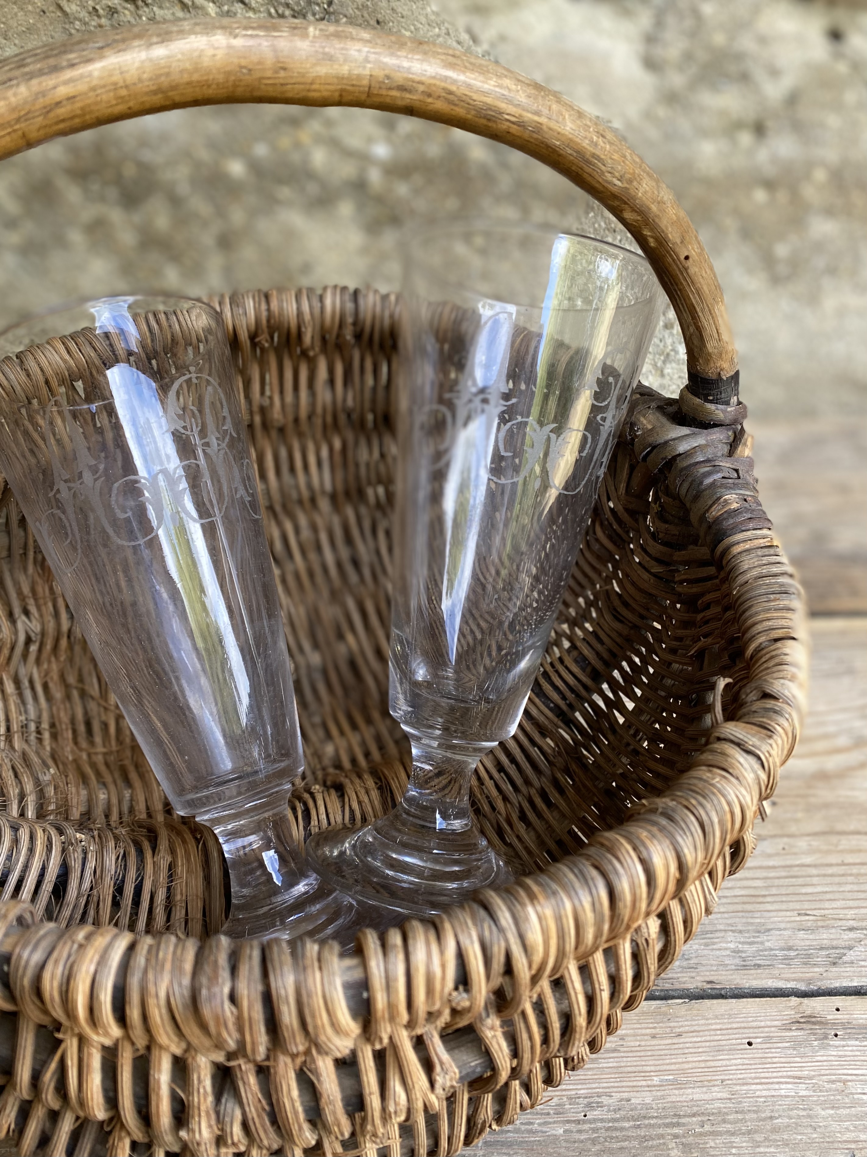 OV20111068 Set van 2 antieke hoge Franse glazen van mond geblazen glas met prachtig monogram - A. R - . Iets verweerd glas, maar verder in prachtige staat! Afmeting: 20 cm hoog /  8,5 cm doorsnede