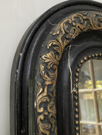 OV20110969 Antieke Franse spiegel Louis Philippe stijl met origineel licht verweerd spiegelglas. Profilering lijst van hout met pâtelaag in zwart. Periode: 19de eeuw. Afmeting: 71,5 cm hoog / 50,5 cm breed / 2,5 cm dik.  Bij voorkeur ophalen winkel.