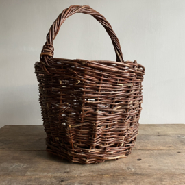 BU20110170 Old French rustic harvest basket made of woven willow wicker in beautiful condition! Size: 31 cm high (up to handle) / +/- 48 cm high (including handle) / 39 cm cross section