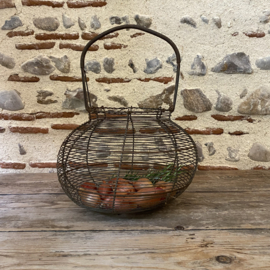 OV20111061 Large old French Fil de Fer egg basket...also nice for your shallots or garlic in beautiful condition! Size: 21 cm high (to handle) / +/- 25 cm cross section (measured over the belly)