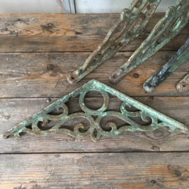 OV20110365 Set of 5 old French cast iron roof support ornaments from a conservatory from the Victorian era, beautiful weathered green patina. Size: 60 cm. long / 4 cm. thick / inclined sides: 35 cm. Pickup only.