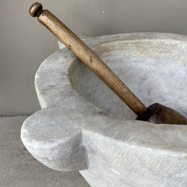 OV20110535 Grote antieke 19de eeuwse Franse vijzel in onbewerkt marmer in prachtige staat! Afmeting:  19,5 cm. hoog / 31 cm. doorsnede. Gezien gewicht alleen ophalen!