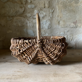 BU20110187 Old French harvest basket made of woven wicker in beautiful condition! Size: 36.5 cm long / 17 cm high (to the handle) / 32 cm high (including the handle) / 35.5 cm wide
