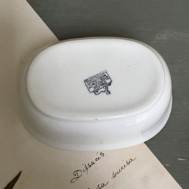 AW20110830 Oud zeepschaaltje met bijpassend dekseltje stempel met mooie details - Petrus Regout & Co. Maastricht  - periode: 1892-1930 . In prachtige staat! Afmeting: +/- 8 cm. hoog (t/m greepje) / 12,5 cm. lang / 9 cm. doorsnede.