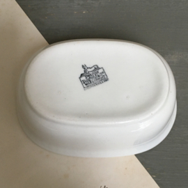 AW20110830 Old soap dish with matching lid, stamp with beautiful details - Petrus Regout & Co. Maastricht - period: 1892-1930. In beautiful condition! Size: +/- 8 cm. high (up to handle) / 12.5 cm. long / 9 cm. cross section.