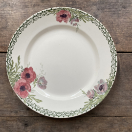 AW20111096 Groot antiek Frans  bord gedecoreerd met anemonen stempel - Creil et Montereau Labrador - periode 1894-1920 in prachtige staat! Afmeting: 30,5 cm doorsnede