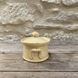AW20111302 Antique French tureen size 7 in beautiful soft yellow.. stamp - Terre a Feu UC Sarreguemines - period: before 1895 has a small, stable hairline on the lid, otherwise in beautiful condition! Size: 17 cm long/ 7.5 cm high/12.5 cross section