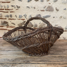 BU20110173 Oude Franse oogstmand op traditionele wijze gevlochten van wilgenteen in mooie licht vergrijsde staat! Afmeting: 51,5 cm lang / 34,5 cm breed / 20,5 cm hoog (tot het hengsel)