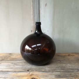 OV20110538 Old French mouth-blown liqueur bottle in beautiful deep dark amber in perfect condition! Size: +/- 34 cm.high / +/- 34 cm.high. Pick up preferably.