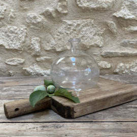 OV20111076 Antieke Franse vliegenvanger van mond geblazen glas. Het glas is wat verweerd door de tijd, maar  verder in perfecte staat! Periode: 19de eeuw. Afmeting:  17 cm hoog /  16 cm doorsnede (over de buik gemeten)