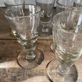 OV20110964 Set van 6 antieke 19de eeuwse Franse wijnglazen van mond geblazen glas in prachtige staat! Afmeting: 14,5 cm hoog / +/- 7,5 cm doorsnede.