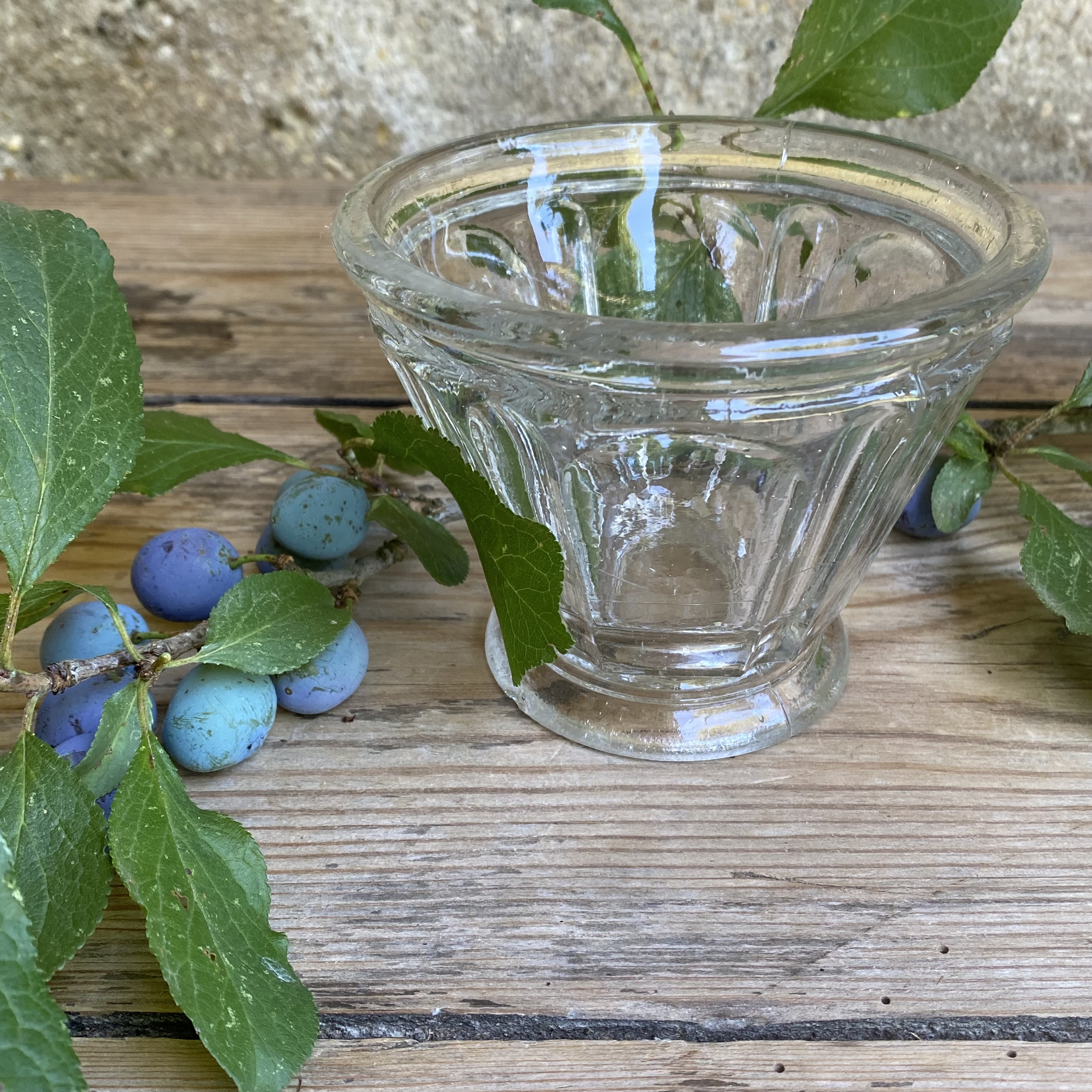 OV20111065 Antique French confiture jar on foot of mouth-blown glass, missing a minimal chip on the rim at the bottom (see photos for details), otherwise in beautiful condition! Size: 9 cm high / 11.5 cm cross section